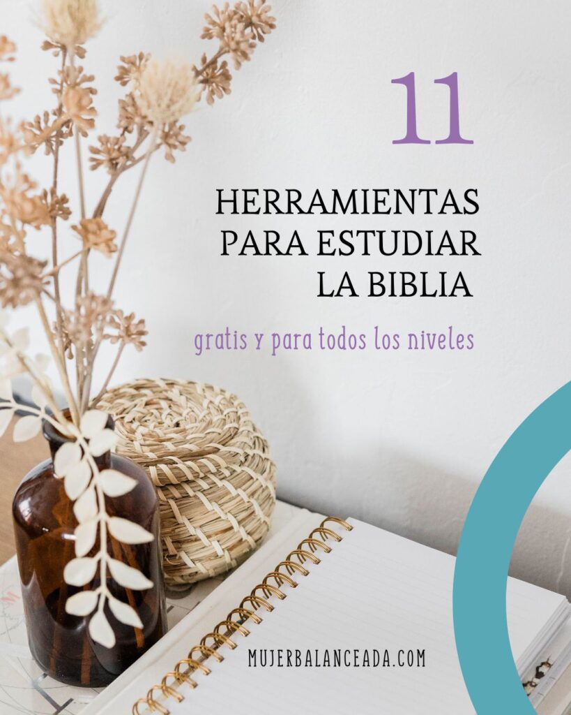 libreta en mesa con decoraciones y el título: 11 herramientas para estudiar la Biblia